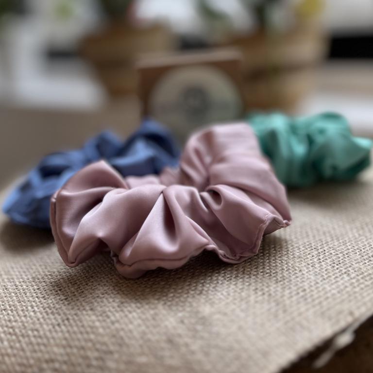 scrunchies in raso taglio capelli ricci