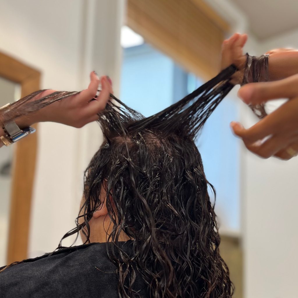 trattamento capelli ricci in salone specializzato