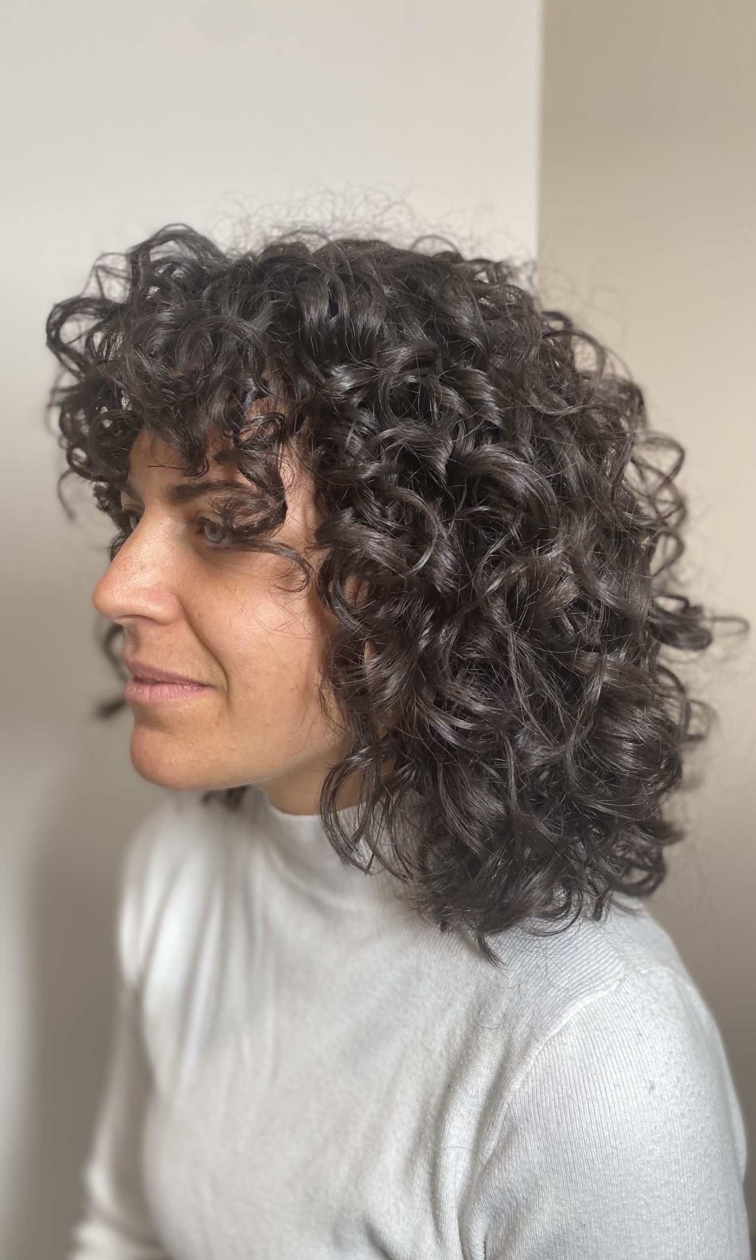 taglio capelli ricci di tendenza in salone
