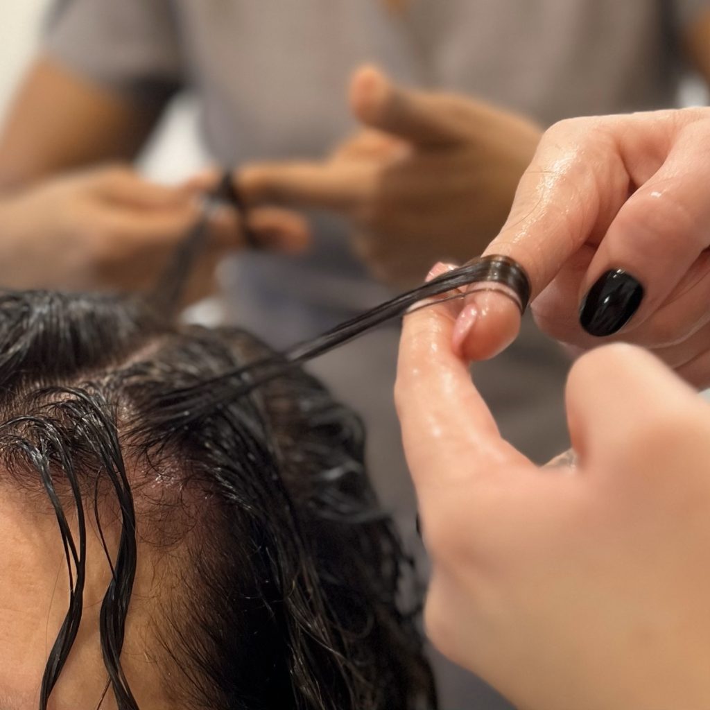 Parrucchiera esegue Finger Roll sui capelli di una donna