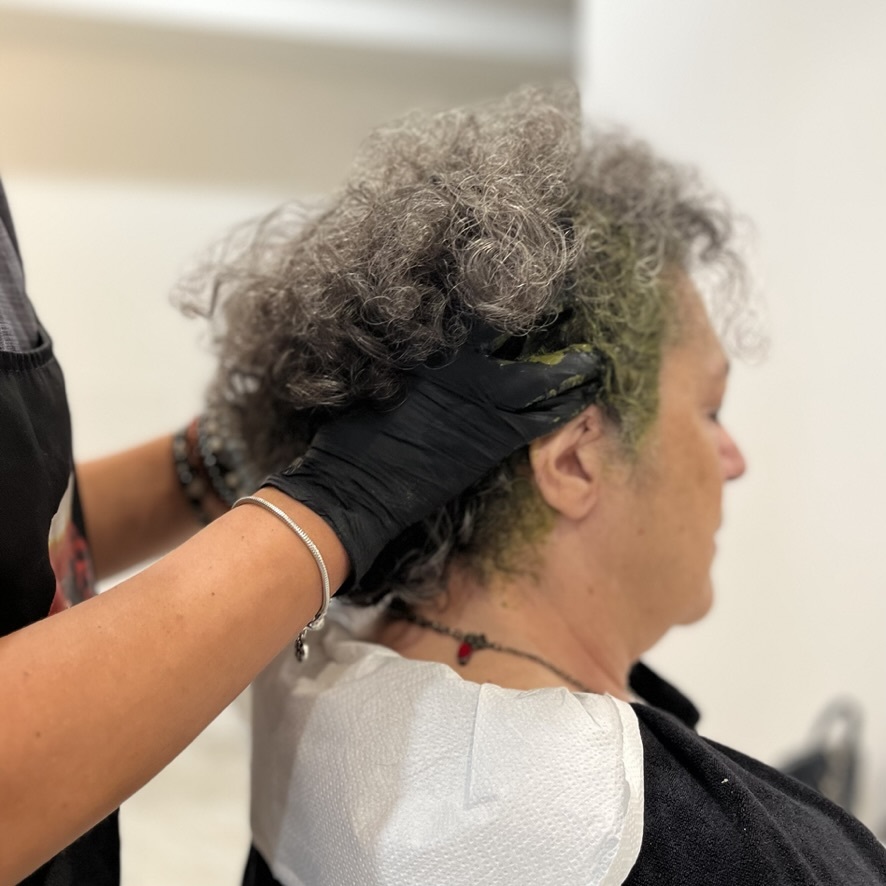 Applicazione di impacco all'argilla ai capelli in un salone di bellezza