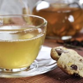 bicchiere di vetro con te e biscotti