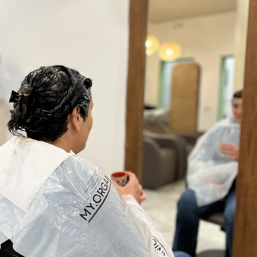Donna in posa colore applicata per i suoi capelli