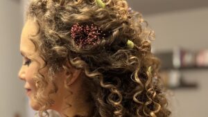 Donna con capelli ricci lunghi con decorazioni floreali