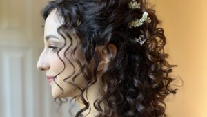Acconciatura sposa con capelli ricci e fiori