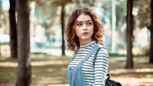 Ragazza all'aperto con capelli medi ricci