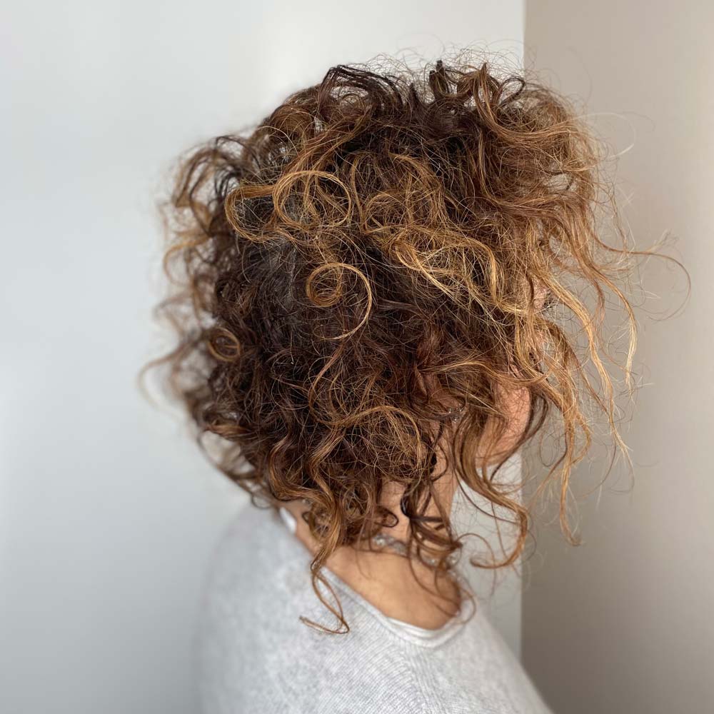 Donna con capelli ricci non curati