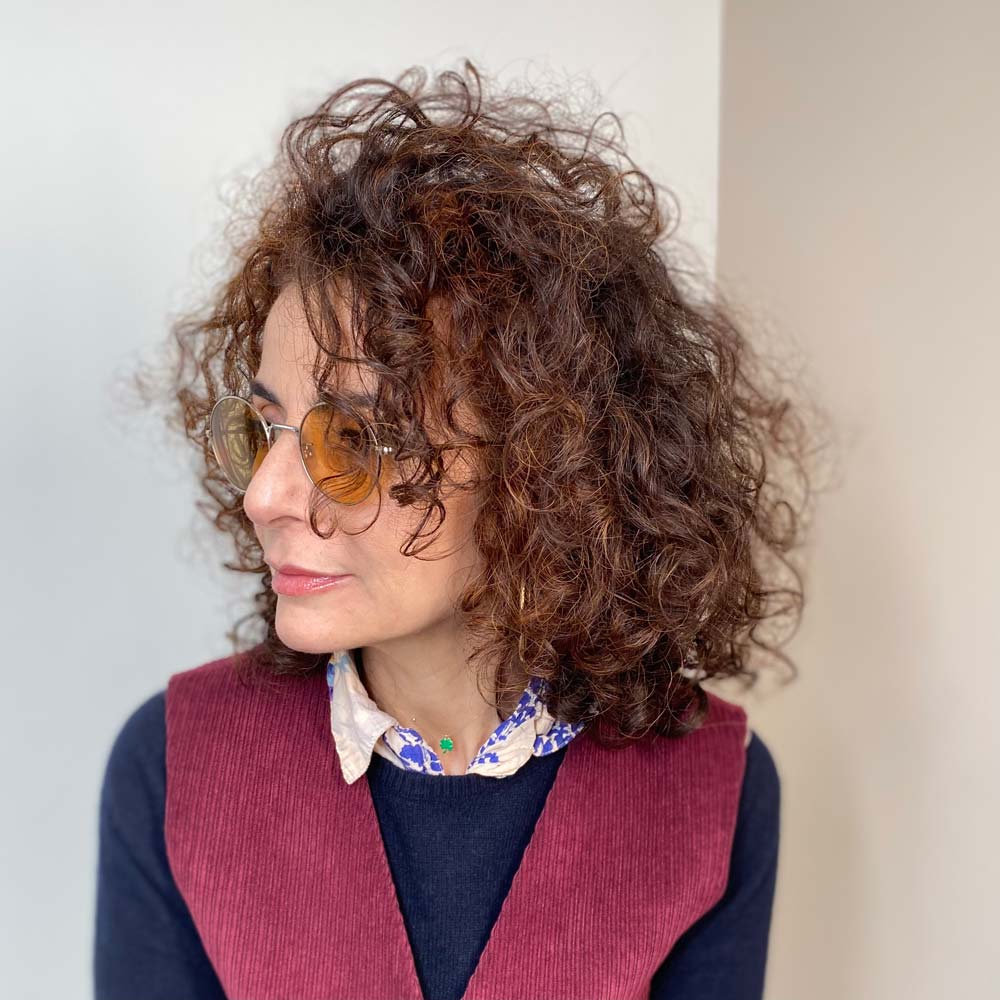 Donna di profilo con capelli ricci