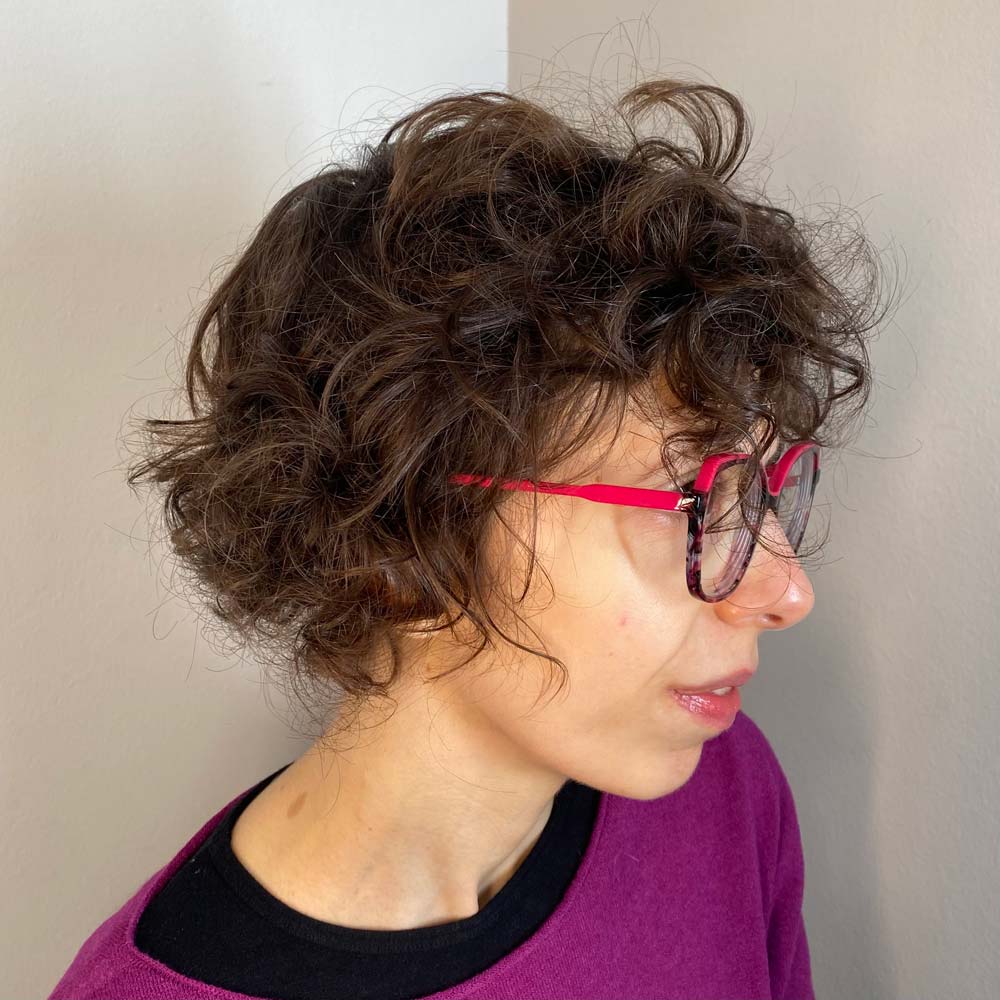 Donna di profilo con capelli mossi