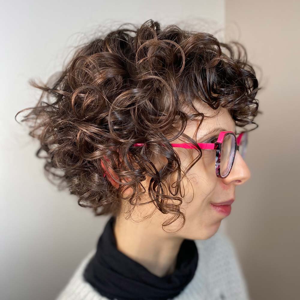 Donna con capelli ricci corti