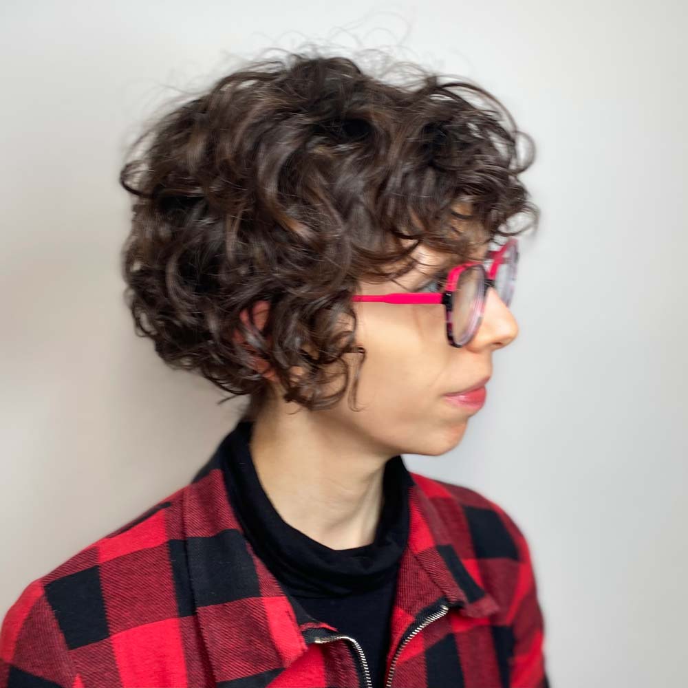 Donna con capelli ricci corti