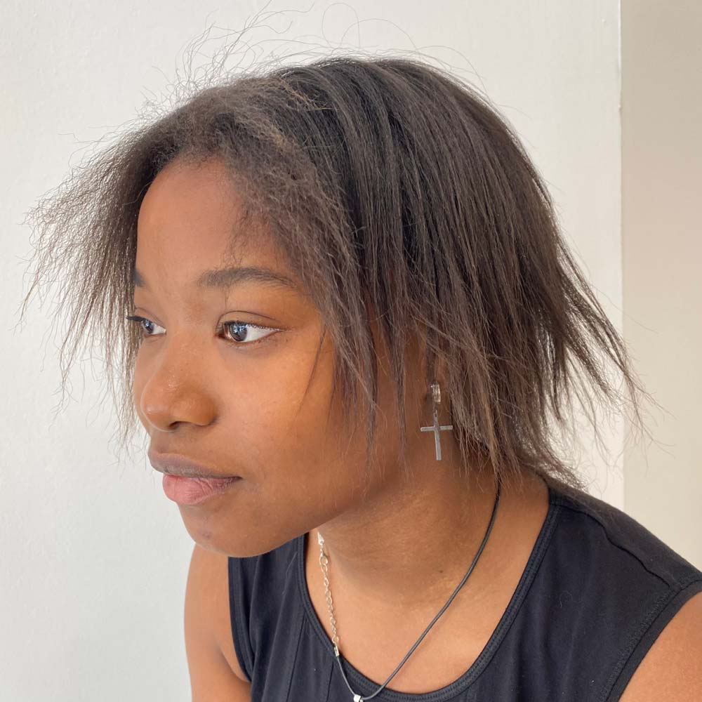 Donna con capelli lisci e crespi