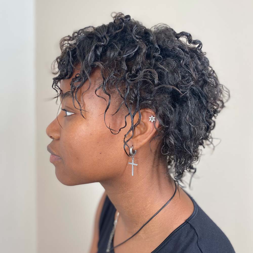 Donna con taglio di capelli ricci corti