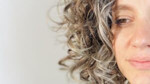 Donna con capelli ricci sale e pepe