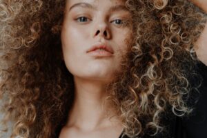 Donna con capelli lunghi ricci