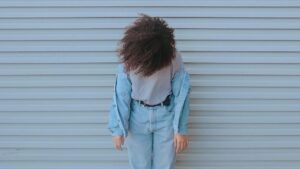 Donna con capelli ricci al vento