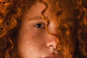 Donna con capelli ricci rossi