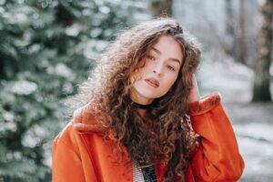 Donna con capelli ricci lunghi