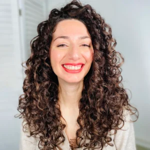 Donna con taglio scalato per capelli ricci