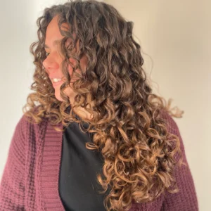 donna con taglio di capelli riccio scalato
