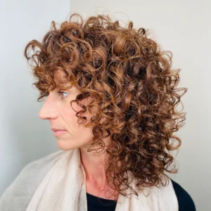 Taglio scalato per capelli ricci