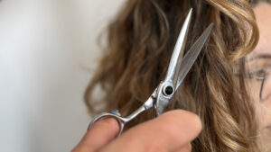 Forbici professionali per eseguire un taglio di capelli da donna