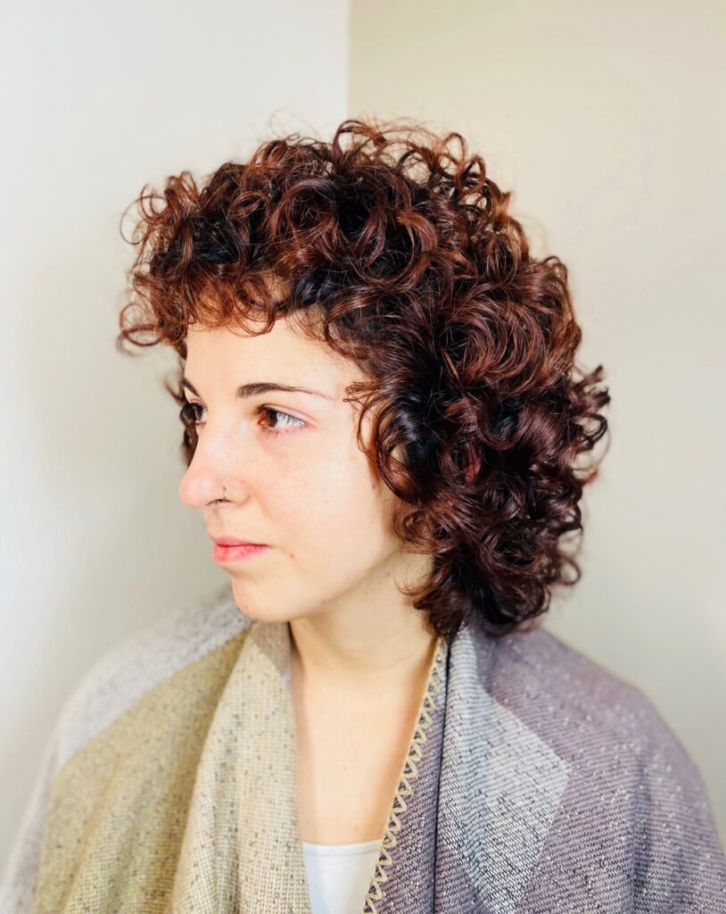 Ragazza con capelli ricci corti