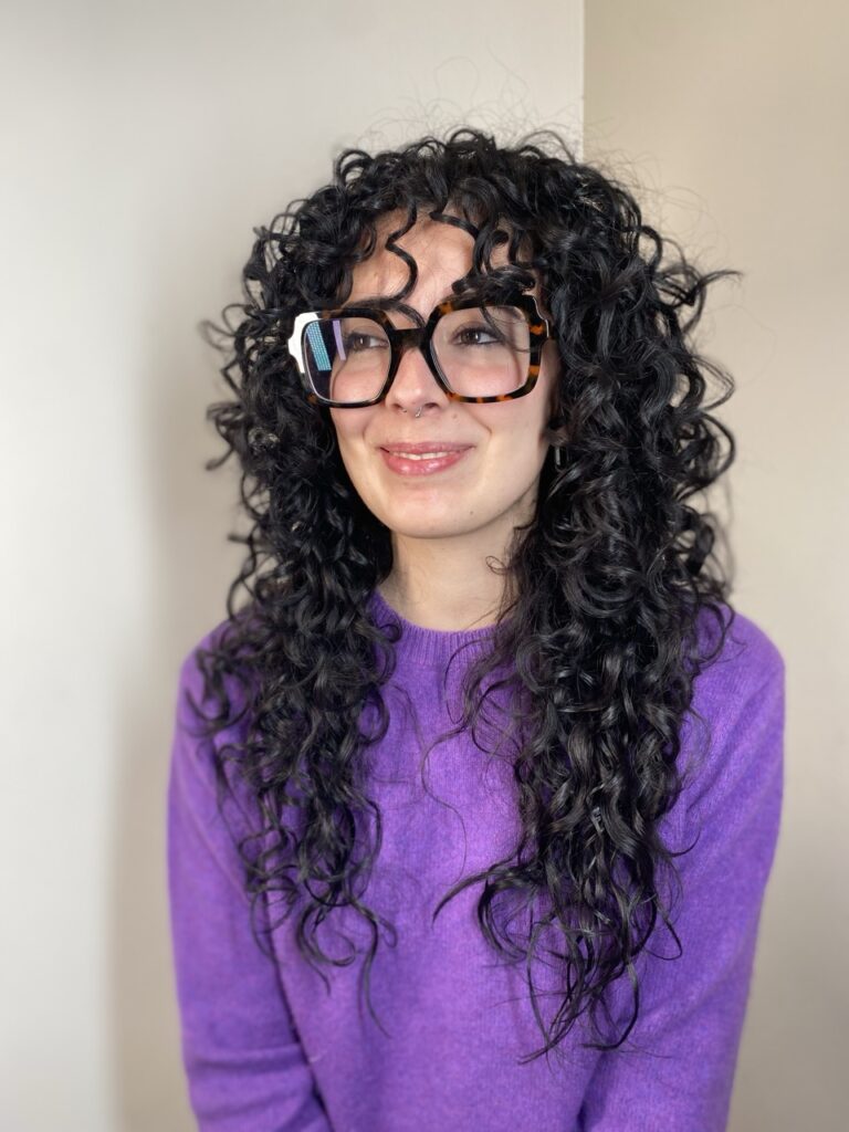 Ragazza con capelli ricci lunghi