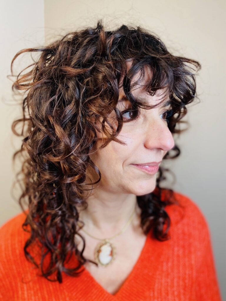 Donna con capelli ricci medi
