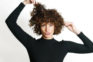 donna mette in mostra capelli ricci