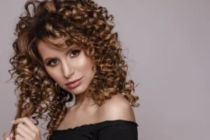 donna con capelli ricci lunghi