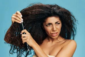 donna che pettina i suoi capelli crespi