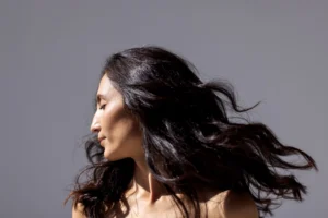 donna con capelli ondulati