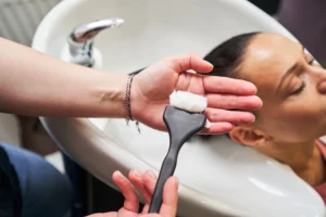 parrucchiera applica gelatina capelli ricci