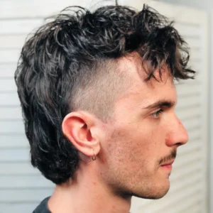 uomo con taglio mullet riccio