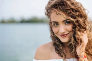 donna con capelli ricci sciolti