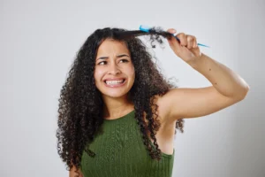 Donna che pettina i capelli ricci