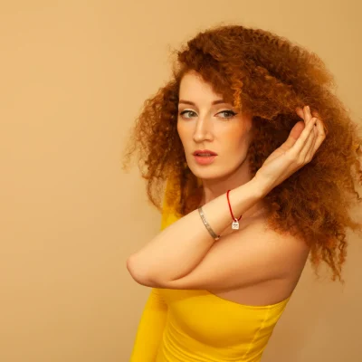 Donna con capelli ricci rossi