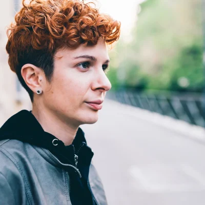 donna con capelli ricci rasati ai lati