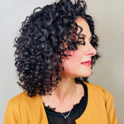 Donna con capelli ricci medi neri