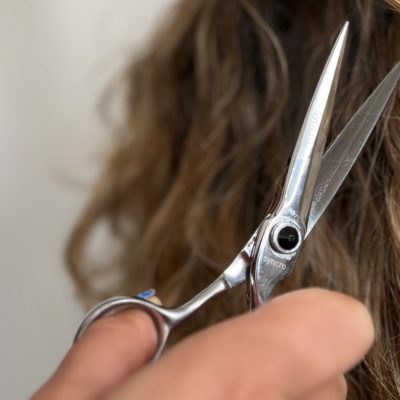 Forbici professionali per eseguire un taglio di capelli da donna
