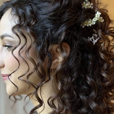 Acconciatura sposa con capelli ricci e fiori