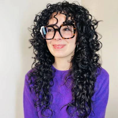 Donna taglio di capelli con ciuffo riccio