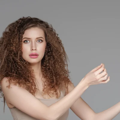 donna con capelli ricci rovinati