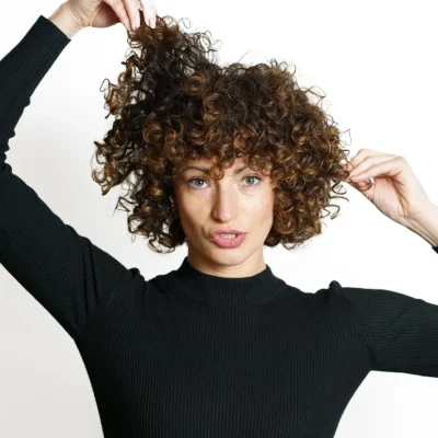 donna mette in mostra capelli ricci