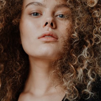 Donna con capelli lunghi ricci