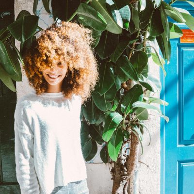 Donna sorridente con capelli ricci