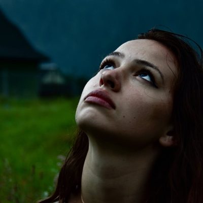 La guida definitiva per gestire i capelli crespi in condizioni di elevata umidità