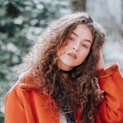 Donna con capelli ricci lunghi
