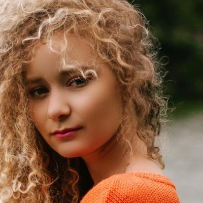 Giovane ragazza con capelli ricci biondi